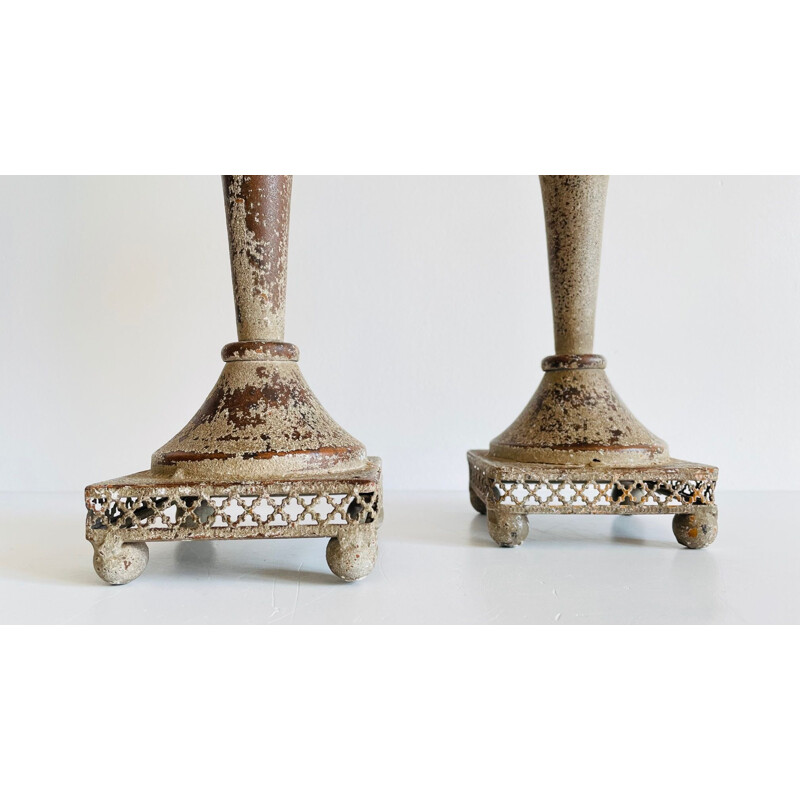 Ein Paar Kerzenhalter im Vintage-Stil aus leicht patiniertem Metall