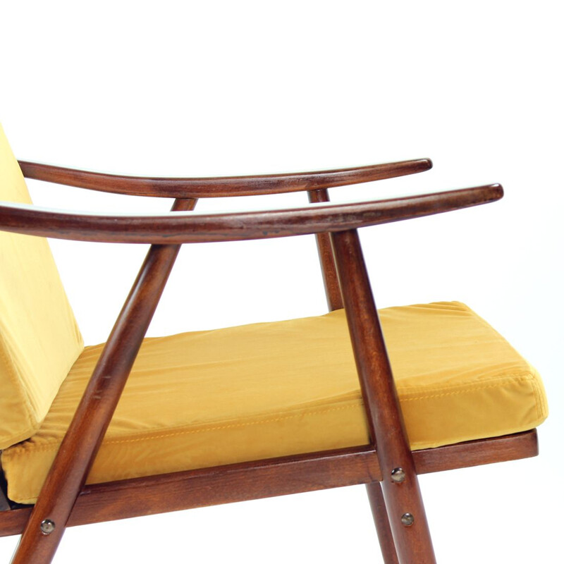 Fauteuil vintage Boomerang en velours doré par Ton, Tchécoslovaquie 1960