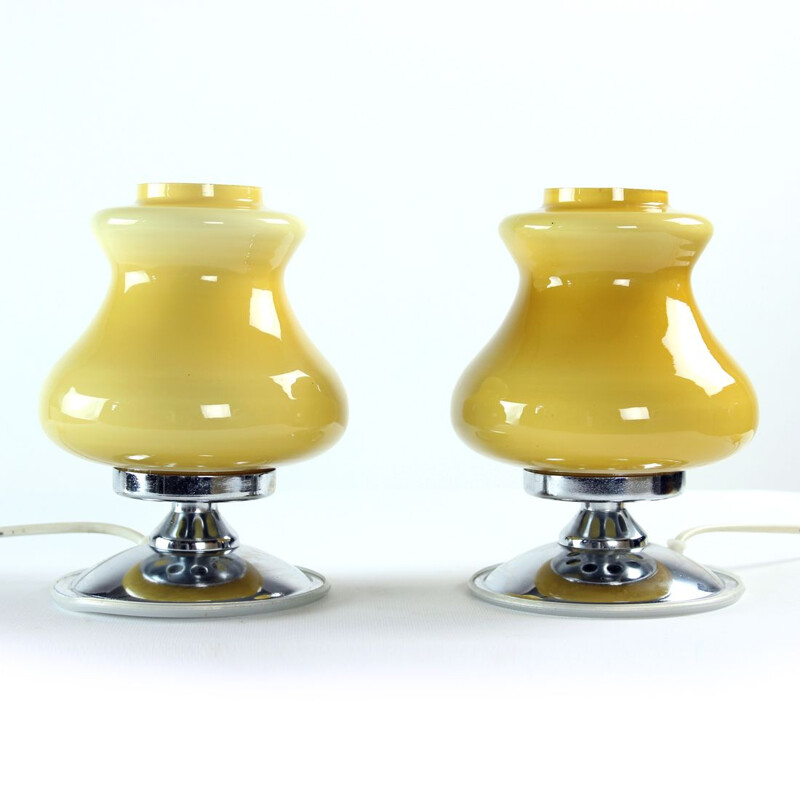 Paire de lampes de table vintage en opaline crème et chrome, Bulgarie 1960