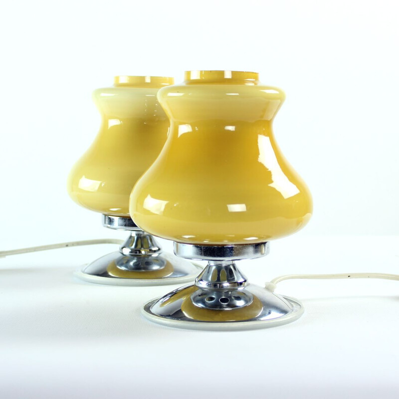 Paire de lampes de table vintage en opaline crème et chrome, Bulgarie 1960