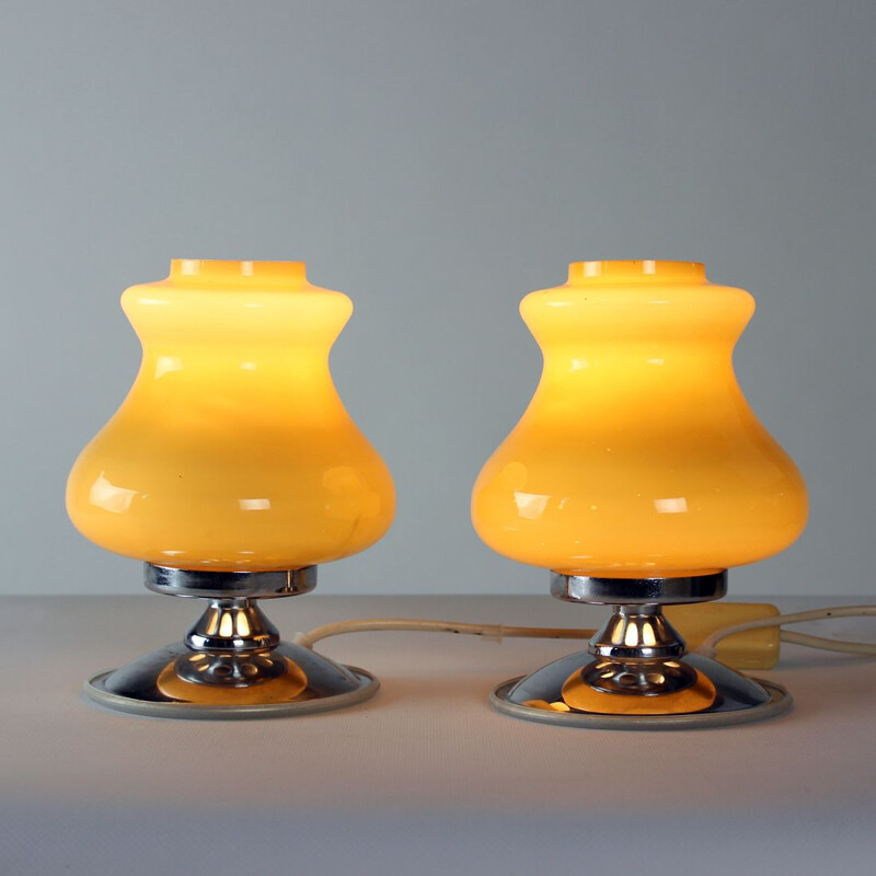 Paire de lampes de table vintage en opaline crème et chrome, Bulgarie 1960