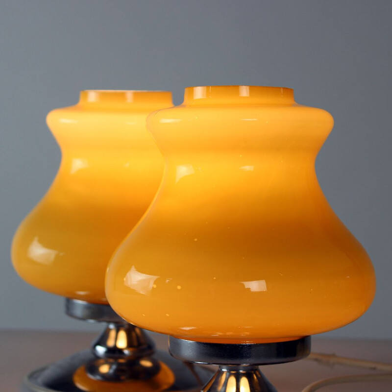 Paire de lampes de table vintage en opaline crème et chrome, Bulgarie 1960