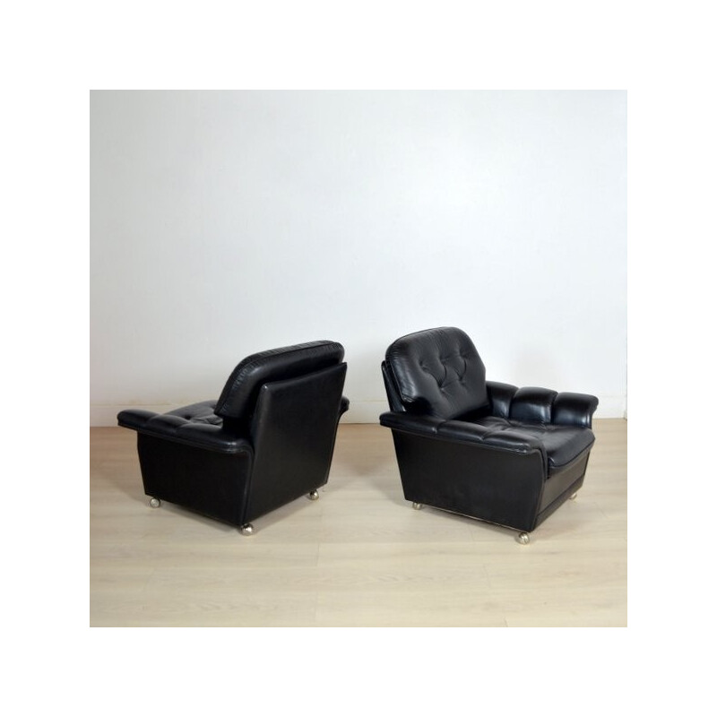 Paire de fauteuils en cuir noir capitonné - 1960
