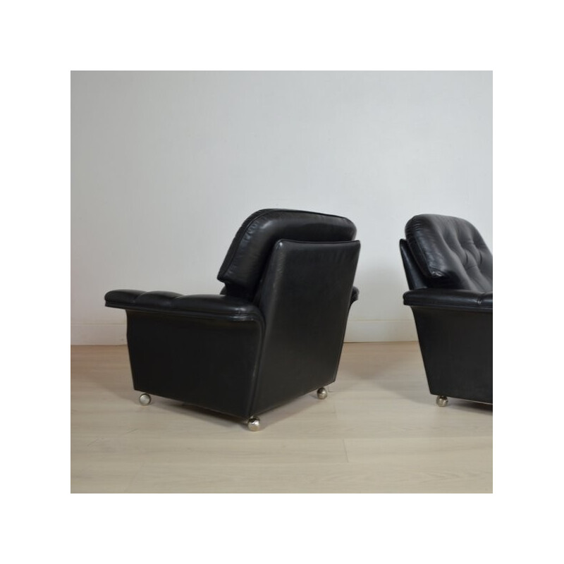 Paire de fauteuils en cuir noir capitonné - 1960