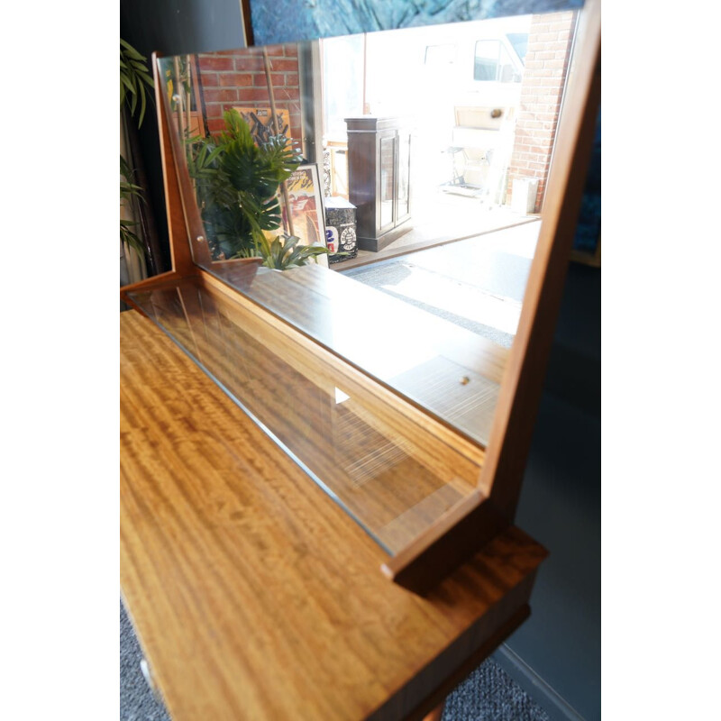 Lavabo vintage de madera clara con espejo