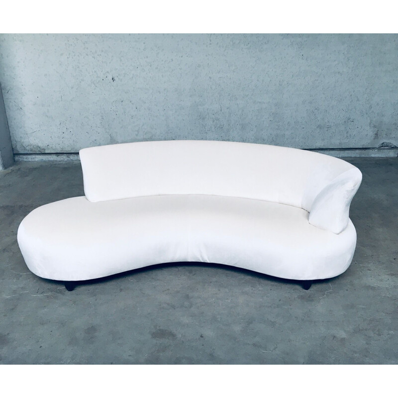 Vintage serpentine sofa in white velvet , 1970s