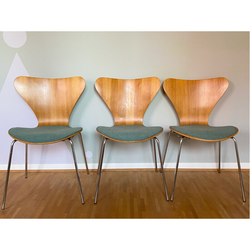 Set of 3 vintage 3107 dining chairs by Arne Jacobsen for Fritz Hansen, Denmark 1977