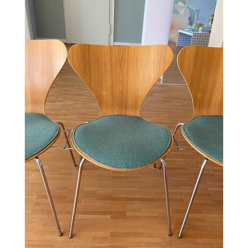 Set of 3 vintage 3107 dining chairs by Arne Jacobsen for Fritz Hansen, Denmark 1977