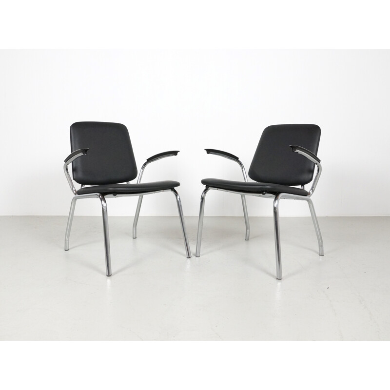 Paar Gispen fauteuils in staal en zwart kunstleer, Martin DE WIT - 1960