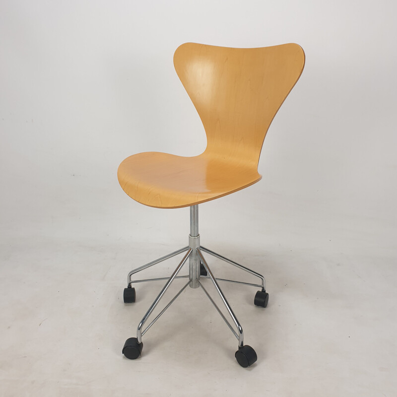 Cadeira giratória Vintage modelo 3117 por Arne Jacobsen para Fritz Hansen, 1994s