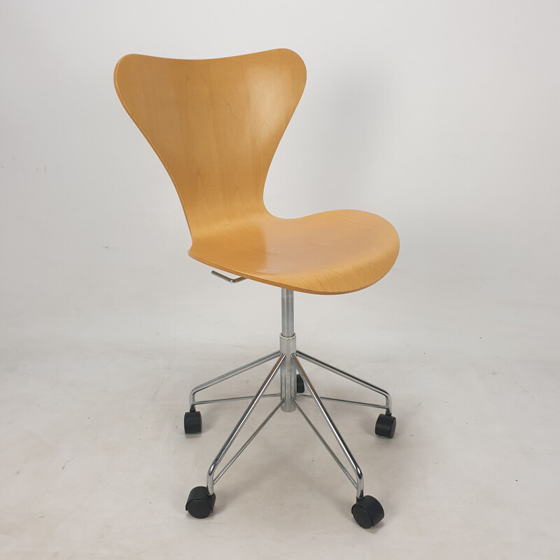 Cadeira giratória Vintage modelo 3117 por Arne Jacobsen para Fritz Hansen, 1994s