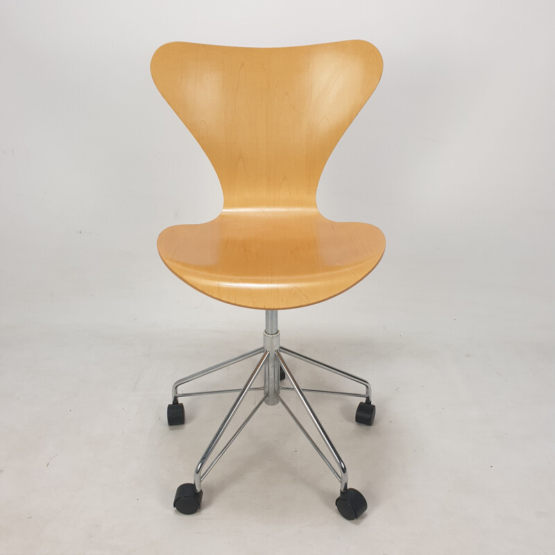 Vintage draaistoel model 3117 van Arne Jacobsen voor Fritz Hansen, 1994.