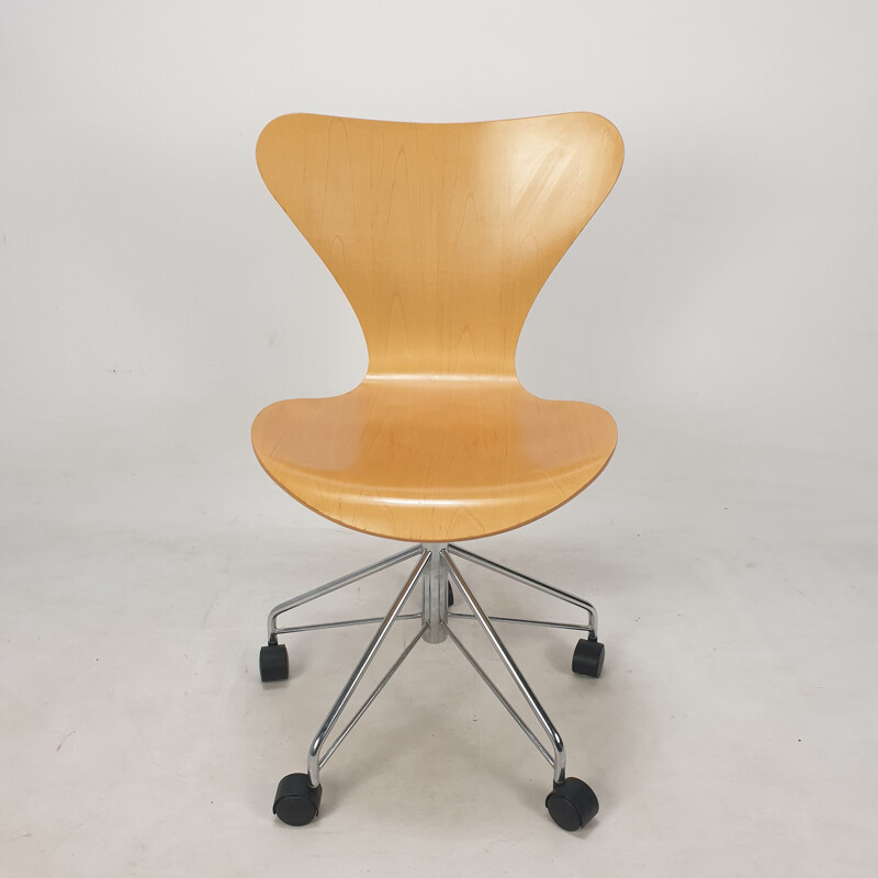 Vintage draaistoel model 3117 van Arne Jacobsen voor Fritz Hansen, 1994.