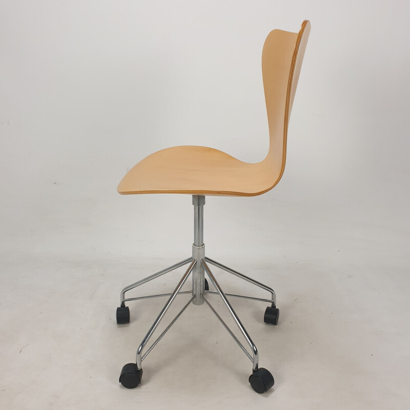 Cadeira giratória Vintage modelo 3117 por Arne Jacobsen para Fritz Hansen, 1994s