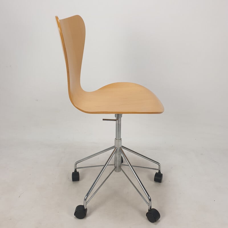 Cadeira giratória Vintage modelo 3117 por Arne Jacobsen para Fritz Hansen, 1994s