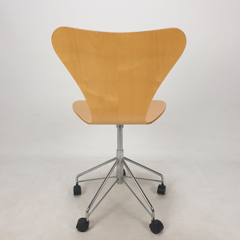 Cadeira giratória Vintage modelo 3117 por Arne Jacobsen para Fritz Hansen, 1994s