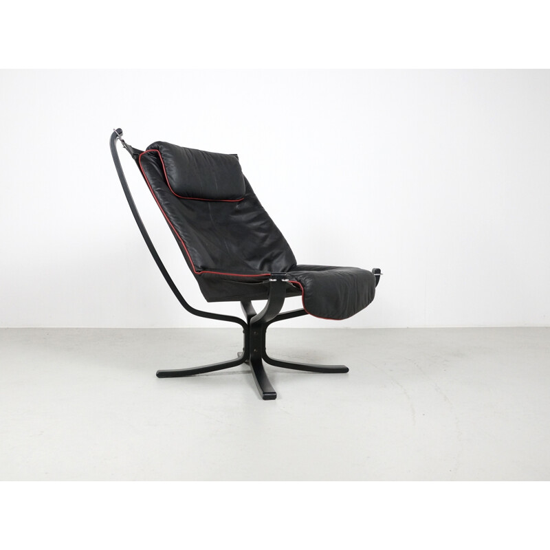 Pair of Vatne Møbler "Falcon" easy chairs in black leather, Sigurd RESELL - 1970s