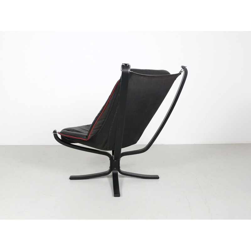 Pair of Vatne Møbler "Falcon" easy chairs in black leather, Sigurd RESELL - 1970s