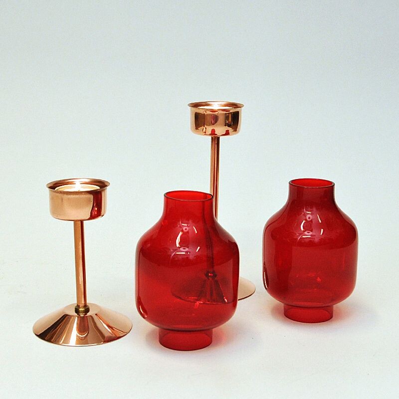 Par de castiçais de bronze vintage com cúpulas de vidro vermelho de Gnosjö Konstmide, Suécia 1960