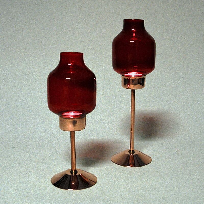 Paar vintage bronzen kandelaars met rode glazen stolpen van Gnosjö Konstmide, Zweden 1960