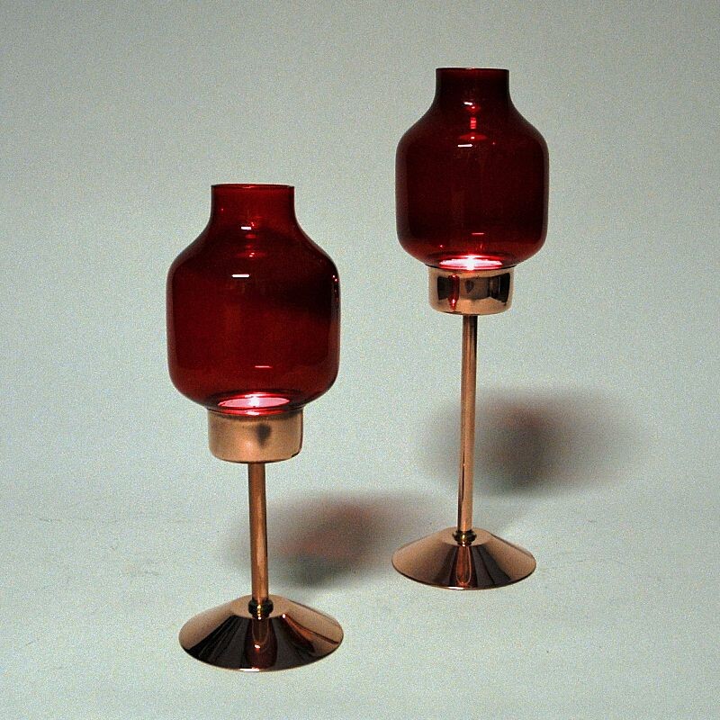 Pareja de candelabros vintage de bronce con cúpulas de cristal rojo de Gnosjö Konstmide, Suecia 1960