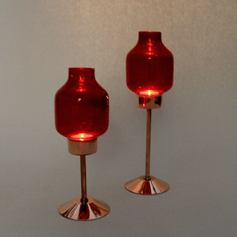 Coppia di candelieri vintage in bronzo con cupole in vetro rosso di Gnosjö Konstmide, Svezia 1960