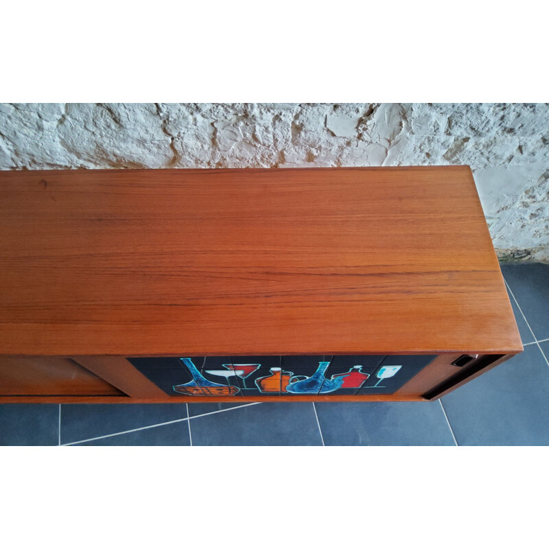 Long Vintage sideboard with sliding doors and ceramic decoration