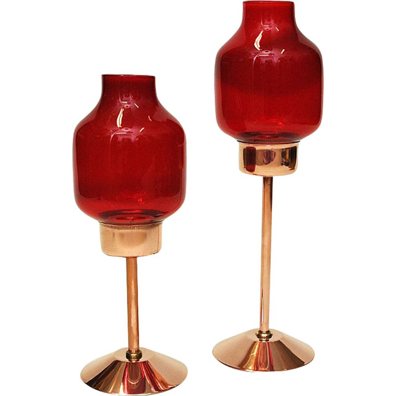 Par de castiçais de bronze vintage com cúpulas de vidro vermelho de Gnosjö Konstmide, Suécia 1960