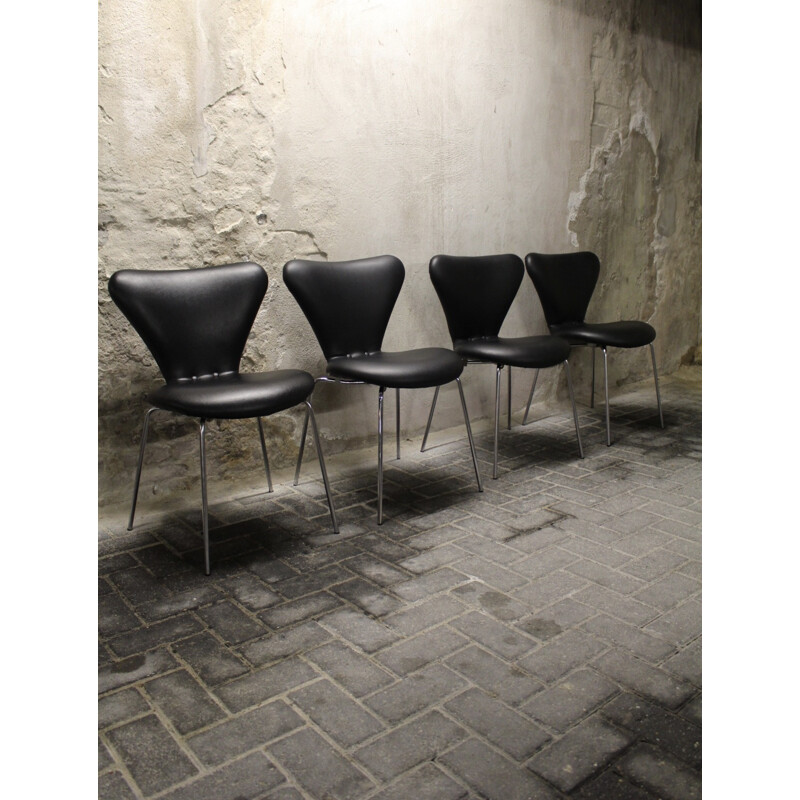 Suite de 4 chaises "Butterfly" Fritz Hansen en simili cuir noir, Arne JACOBSEN - 1960