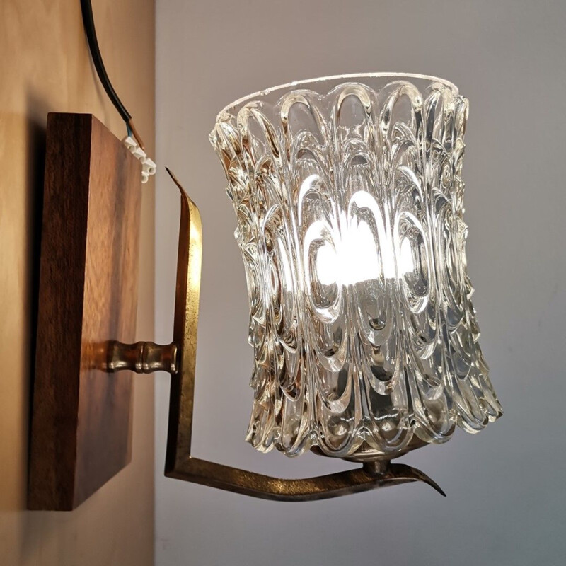 Lampada da parete vintage orientabile in vetro cristallo e legno, 1960