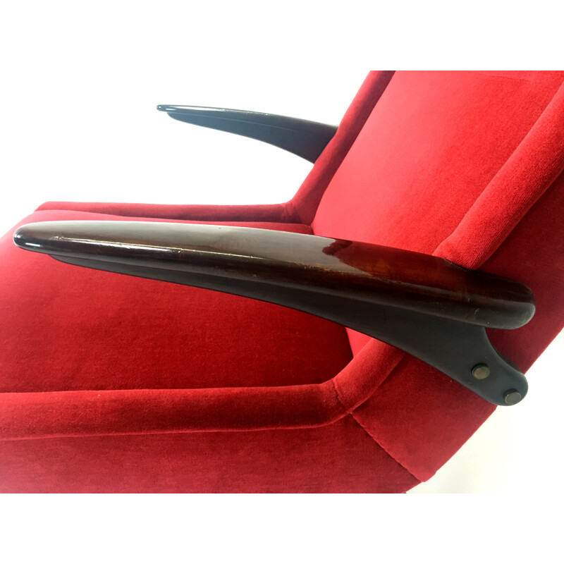 Paire de fauteuils italiens en velours rouge et noyer - 1950