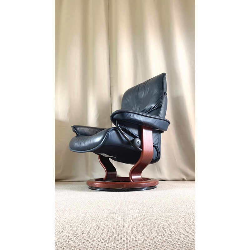 Vintage verstellbarer Sessel aus Leder und Ottoman von Ekornes Stressless, 1980