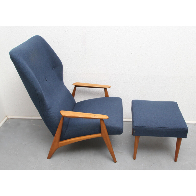 Skandinavischer Vintage-Sessel mit Ottomane aus Kirschholz und blauem Stoff, 1960