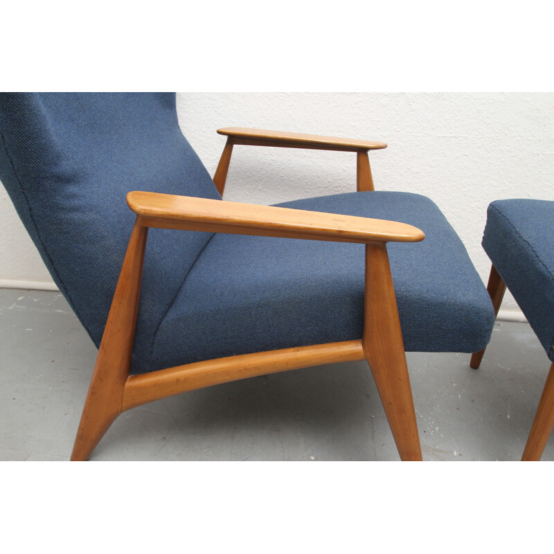 Cadeira de braços escandinava vintage com otomano de madeira de cerejeira e tecido azul, 1960