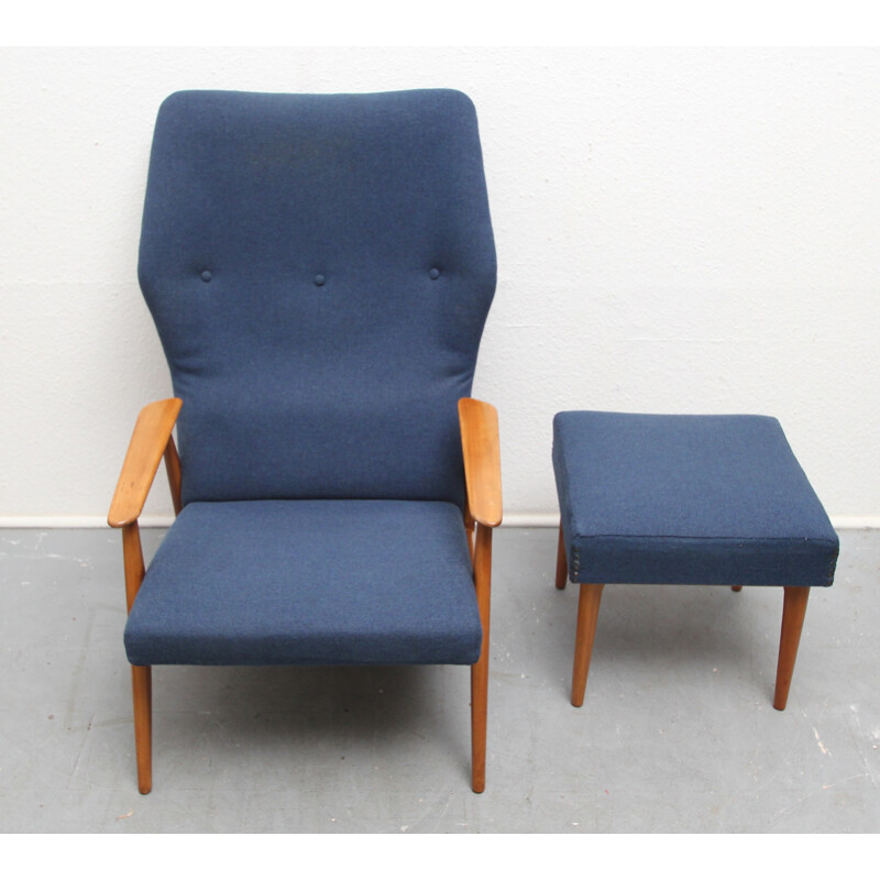 Cadeira de braços escandinava vintage com otomano de madeira de cerejeira e tecido azul, 1960