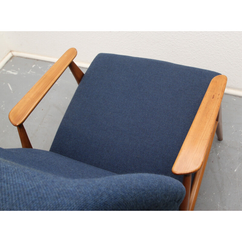 Scandinavische vintage fauteuil met kersenhouten voetenbank en blauwe stof, 1960