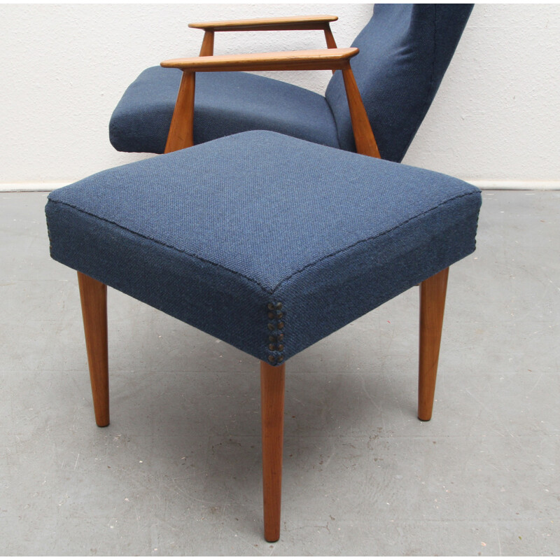 Sillón vintage escandinavo con otomana de madera de cerezo y tela azul, 1960