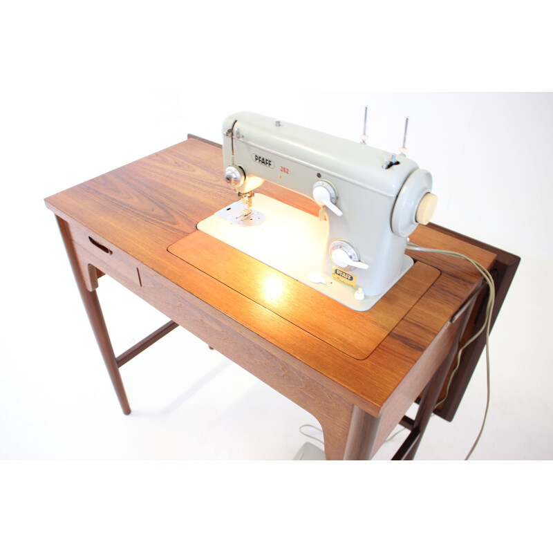 Mesa de costura vintage de teca con máquina de coser incorporada, Dinamarca 1960