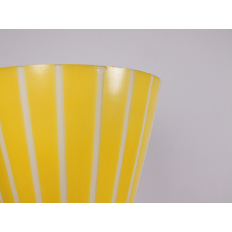 Lampadaire vintage avec abat-jour en verre jaune - 1960
