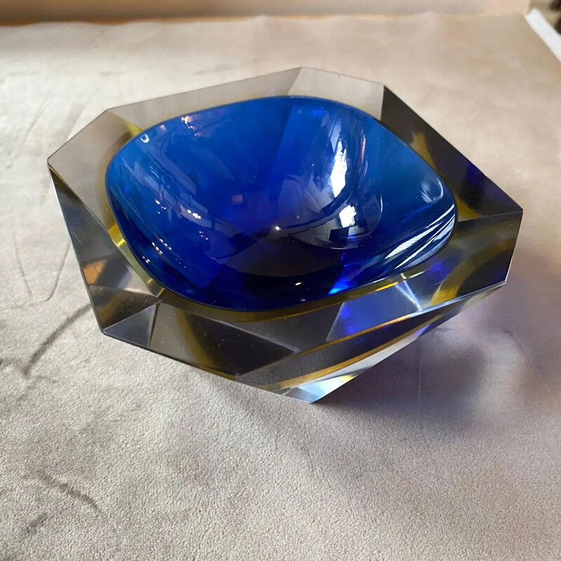 Cenicero vintage en cristal de murano facetado sommerso azul y amarillo de Seguso, 1970