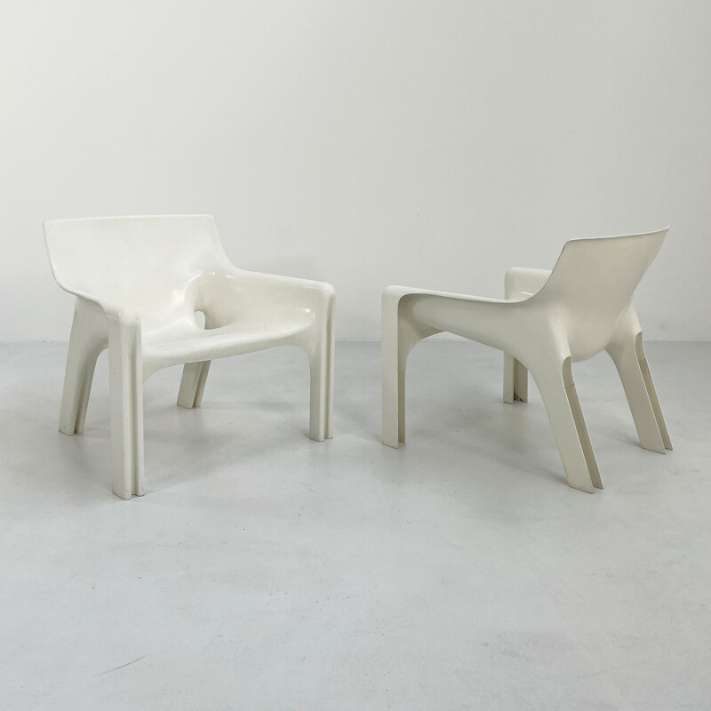 Pair of mid-century white Vicario lounge chairs by Vico Magistretti for Artemide, 1970s