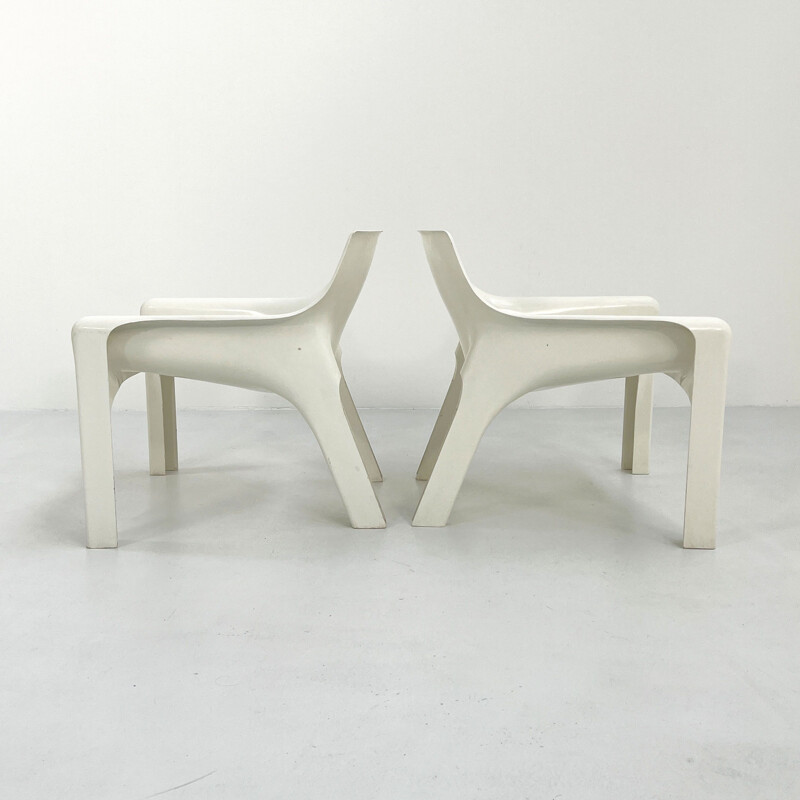 Pair of mid-century white Vicario lounge chairs by Vico Magistretti for Artemide, 1970s