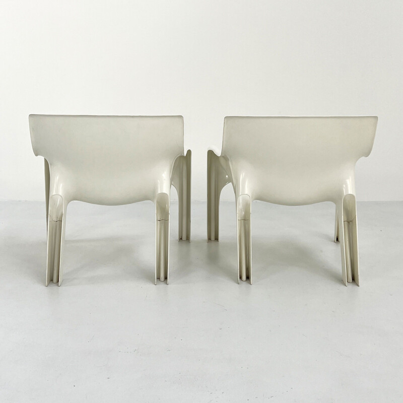 Pair of mid-century white Vicario lounge chairs by Vico Magistretti for Artemide, 1970s