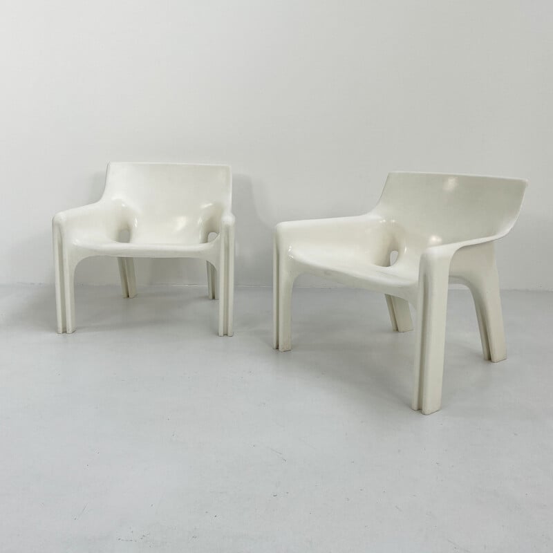 Pair of mid-century white Vicario lounge chairs by Vico Magistretti for Artemide, 1970s