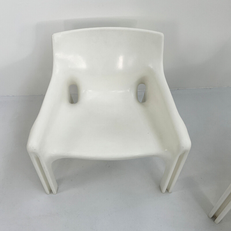 Pair of mid-century white Vicario lounge chairs by Vico Magistretti for Artemide, 1970s