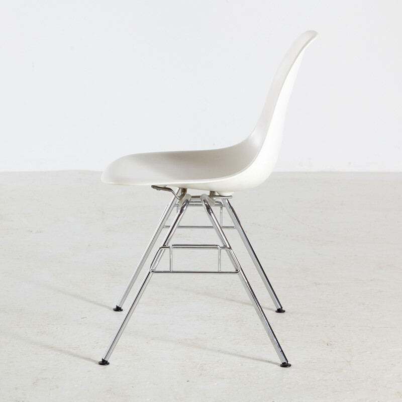 DSS-N stapelstoel van Charles en Ray Eames voor Vitra