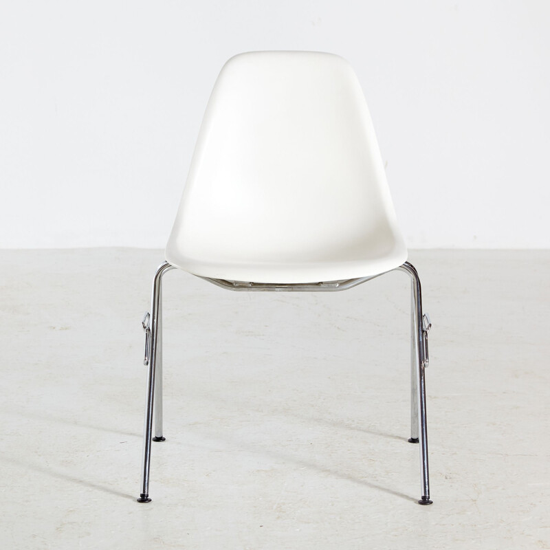 Sedia impilabile DSS-N di Charles e Ray Eames per Vitra