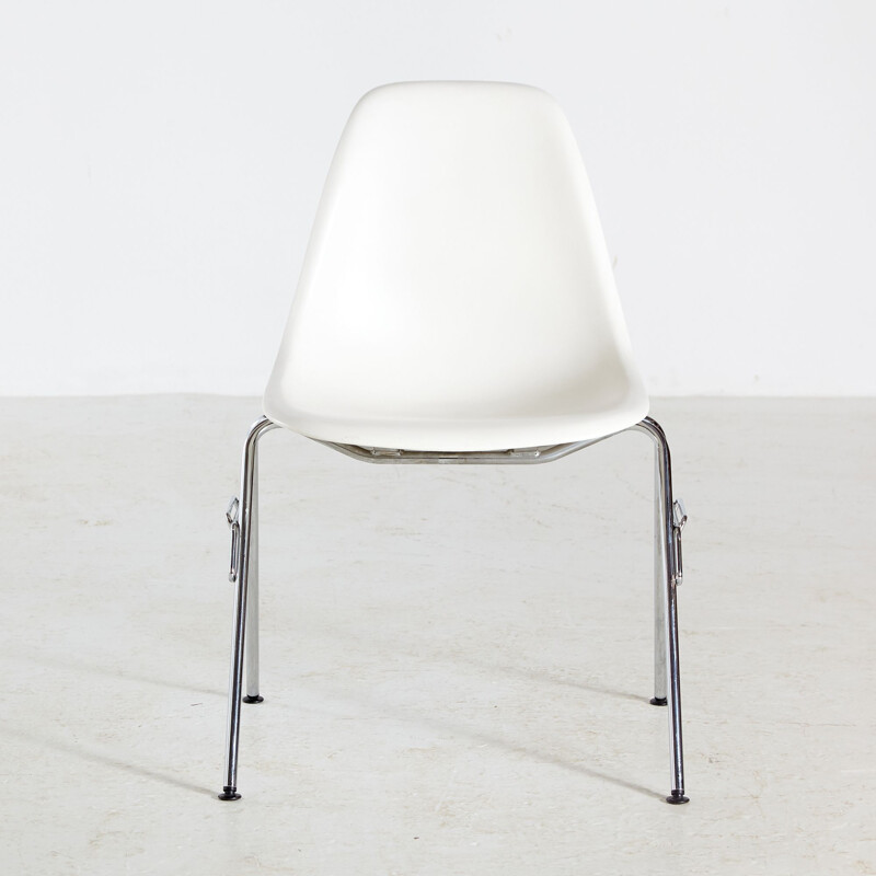 DSS-N stapelstoel van Charles en Ray Eames voor Vitra