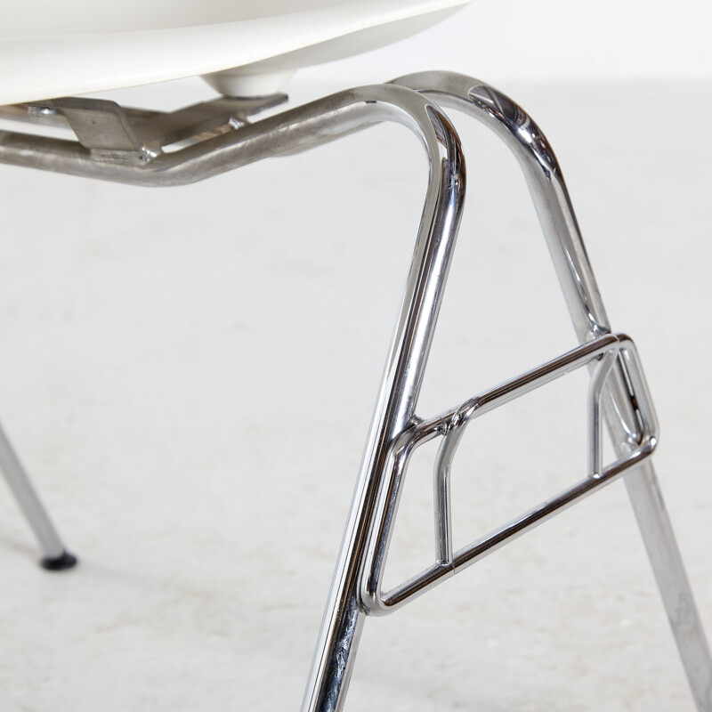 DSS-N stapelstoel van Charles en Ray Eames voor Vitra