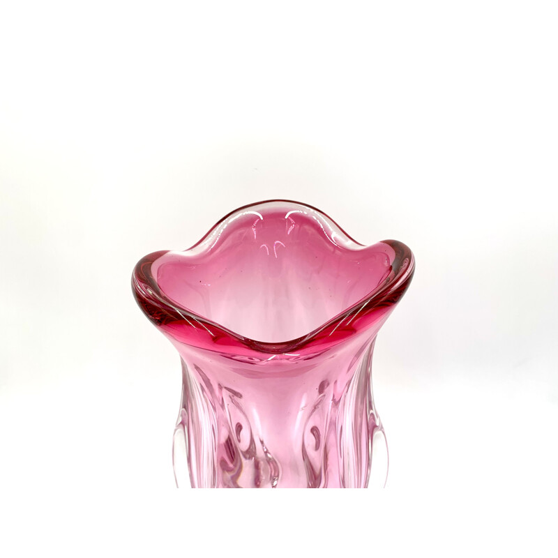 Vase vintage rose en verre d'art de Chribska Sklarna, Tchèque 1960